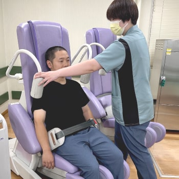 南郷通り整形外科のリハビリ（腰椎牽引）の様子